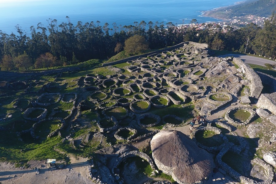 Apúntate a las rutas guiadas y gratuitas por Castrolandín, A Lanzada, Toralla, Salinae y Santa Trega
